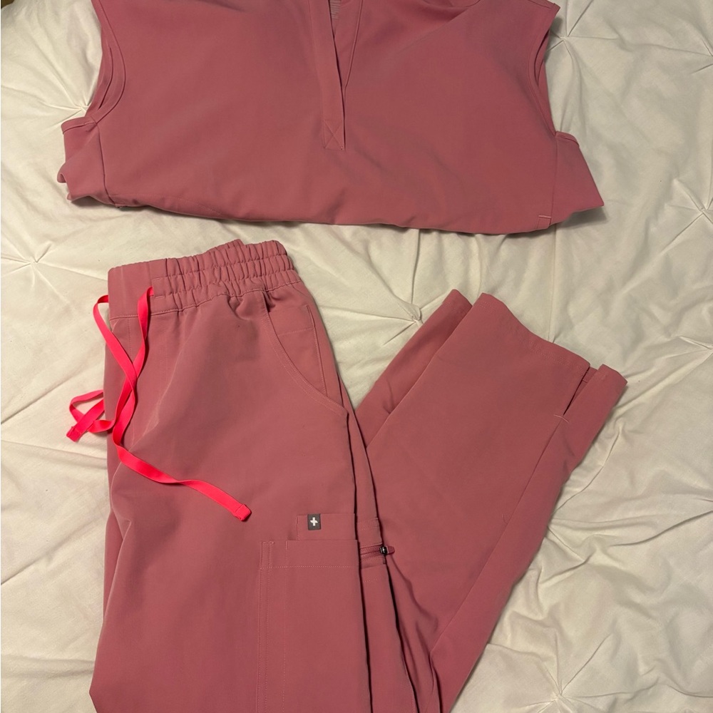 FIGS Women's Chalk Pink Scrub Set